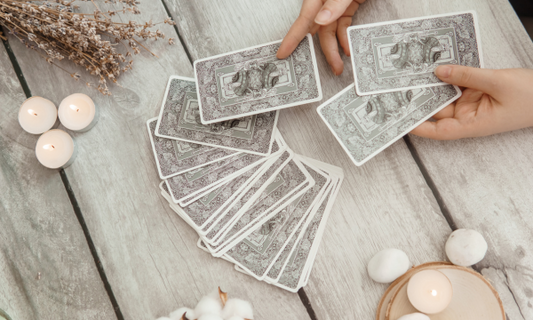 Tarotkaarten vs. Orakelkaarten: Wat is het verschil?